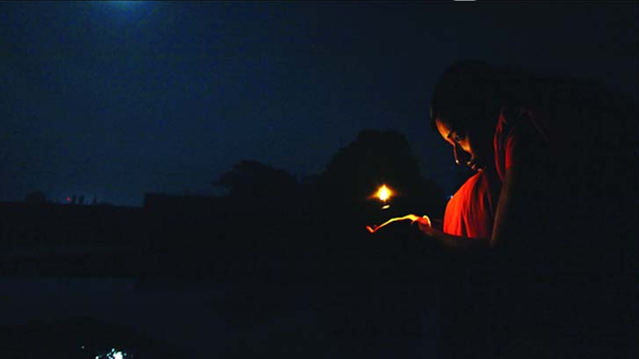 মাঝরাতে প্রেমিককে ডেকে এনে ভয়াবহ কাণ্ড ঘটালেন গৃহবধূ